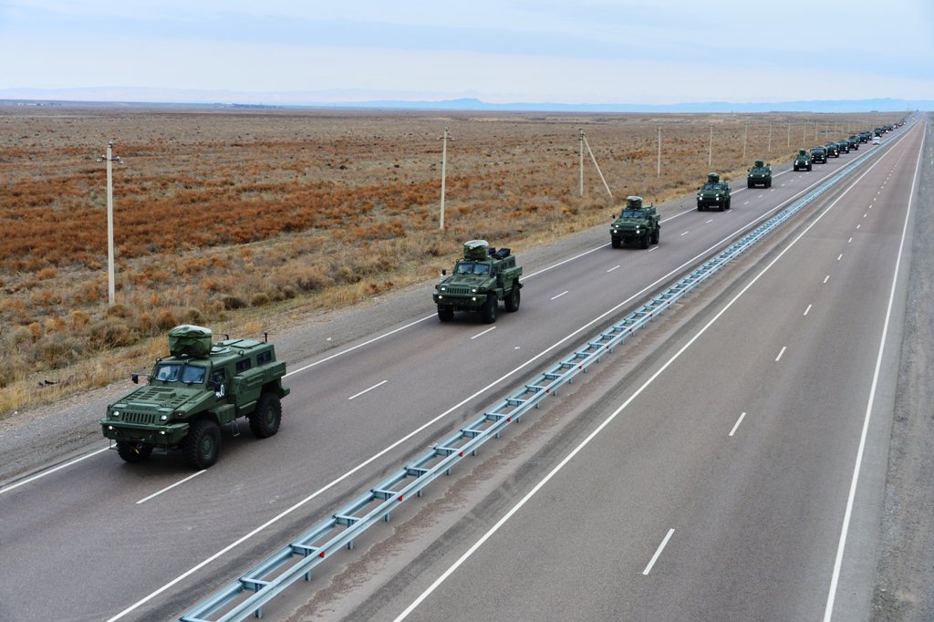 Новые специальные. Колонна военной техники. Колонна техники на марше. Марш колонны военной техники. Военная техника Казахстана.