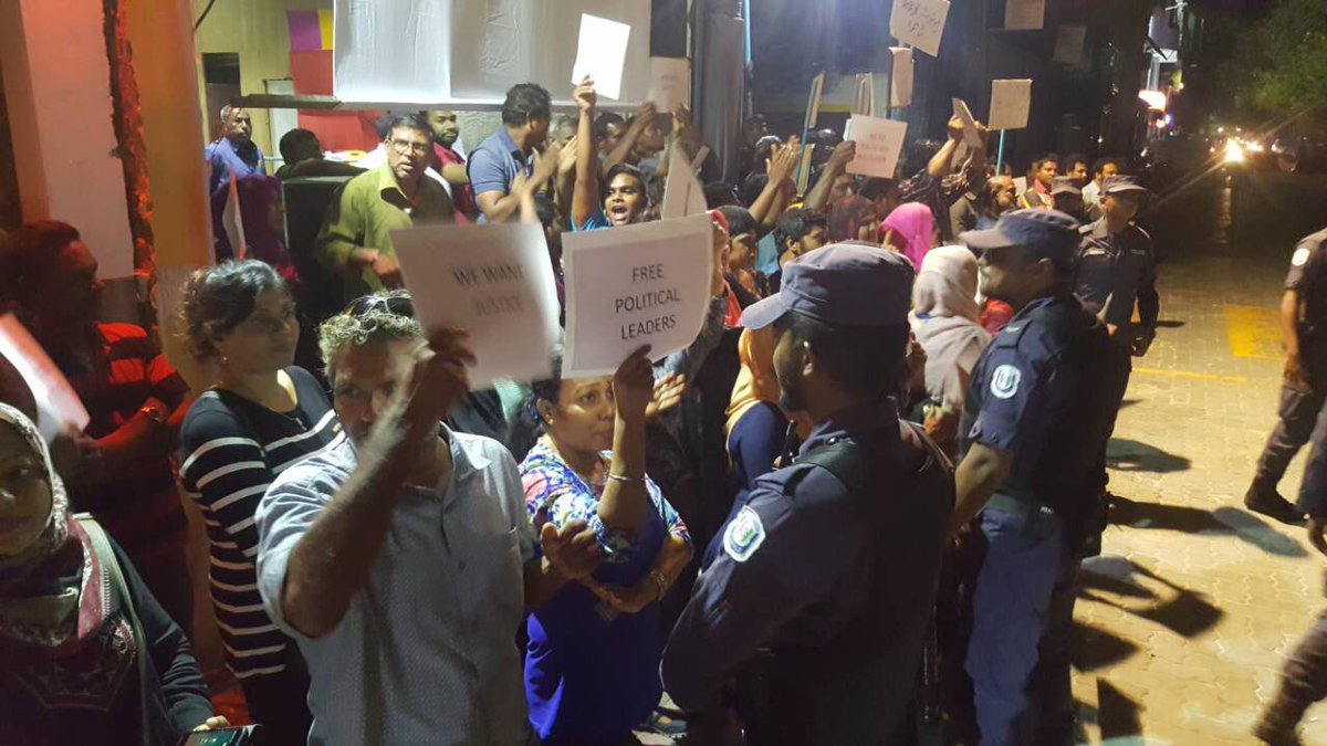Maldives: Protests being held in front of MDP Haruge, calling for implementation of Supreme Court order to release nine political prisoners