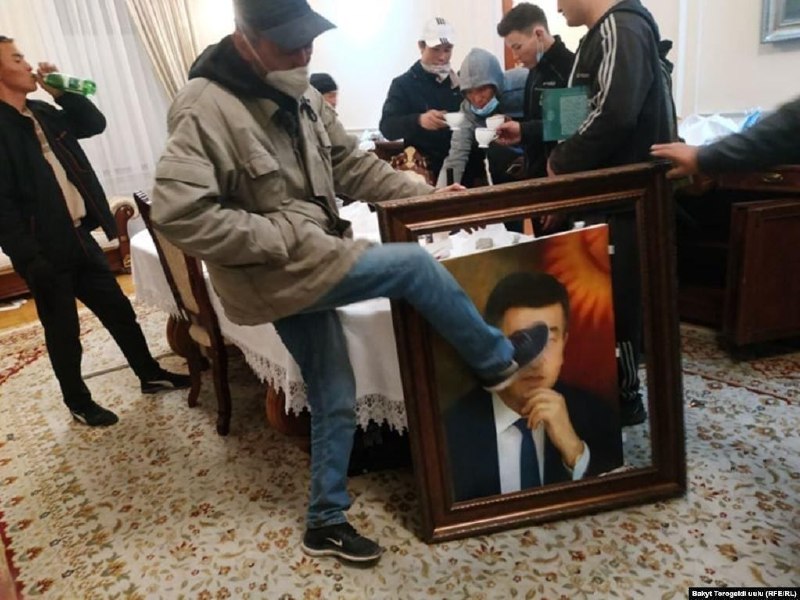 Участники митинга ворвались в здание Белого дома, где расположен парламент и администрация президента Киргизии.  