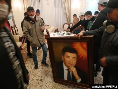 Участники митинга ворвались в здание Белого дома, где расположен парламент и администрация президента Киргизии.  