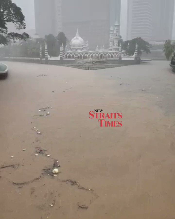 Water level rising at a rather alarming rate at the confluence of Sg Gombak and Sg Klang in the heart of Kuala Lumpur as captured by NST's Izwan Ismail at 2pm today