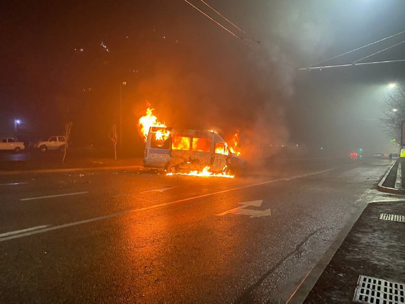 Burning police vans at Abai Avenue now. Photo and video of the correspondent of Orda.kz @orda_kz