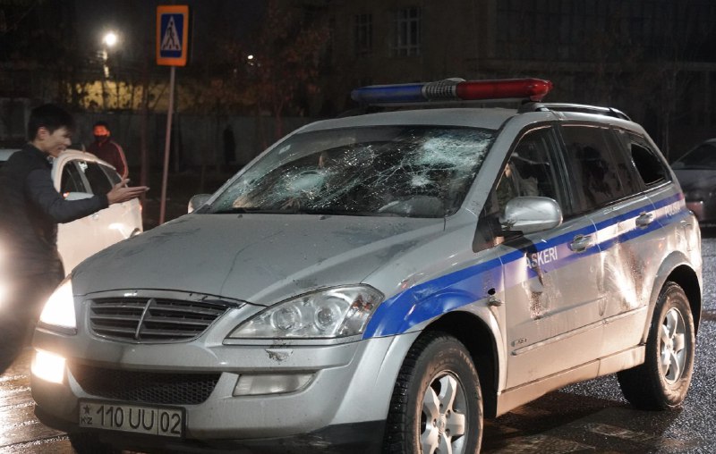 Images of standoff between police and protesters in Almaty