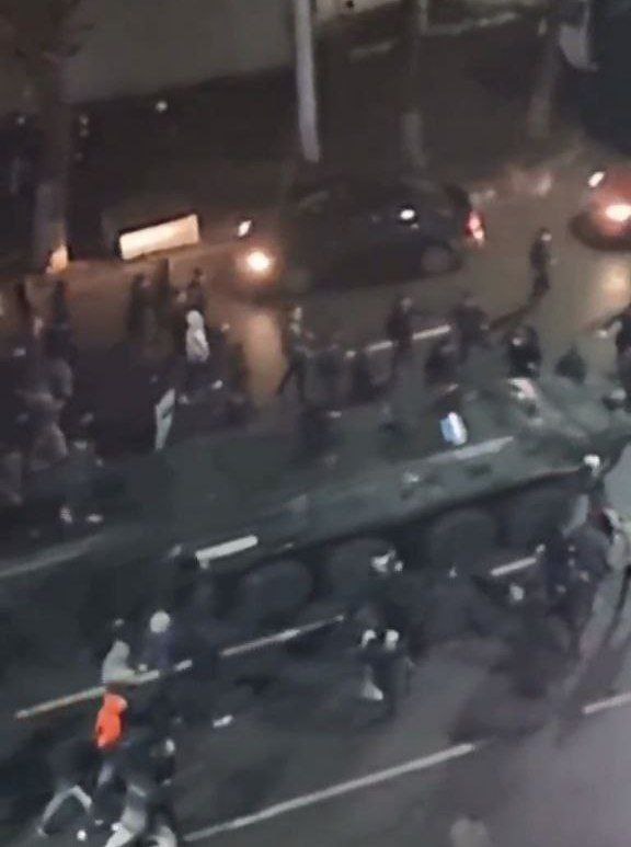 Almaty: protesters pelting armored vehicles with bricks, making military convoy to retreat