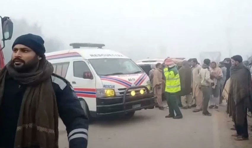 Four killed, 17 injured in school rickshaw -trailer collision in Bahawalpur school accident