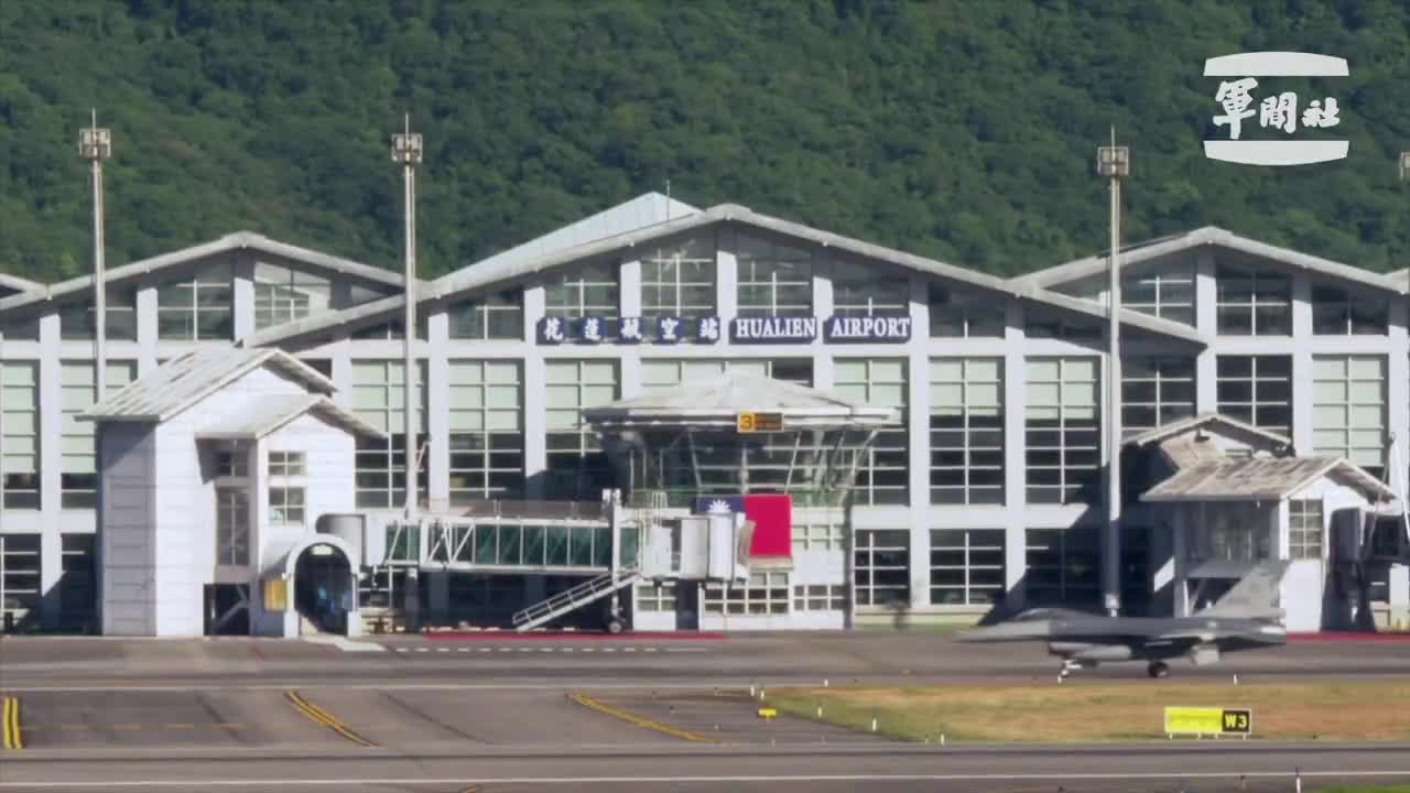 Des avions militaires de toutes sortes se sont également entraînés à se repositionner vers des bases aériennes mieux protégées sur la côte est, comme Hualien, plus éloignées d'une ligne de front potentielle.