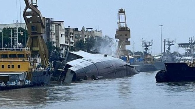 Marinechef Admiral DK Tripathi reist nach Mumbai, um sich einen Überblick über den Untergang des Kriegsschiffs INS Brahmaputra zu verschaffen. Ein seit dem Untergang vermisster Seemann konnte nicht gefunden werden.