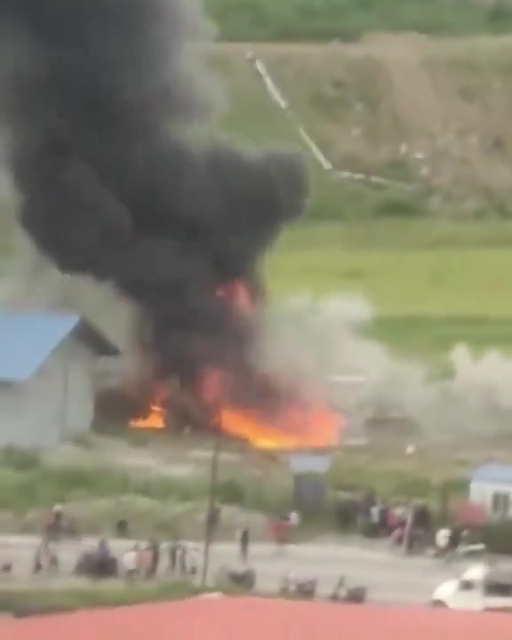 Ein Flugzeug der Saurya Airlines stürzt beim Start am Tribhuvan International Airport in Kathmandu ab. An Bord des nach Pokhara fliegenden Flugzeugs befanden sich 19 Personen.