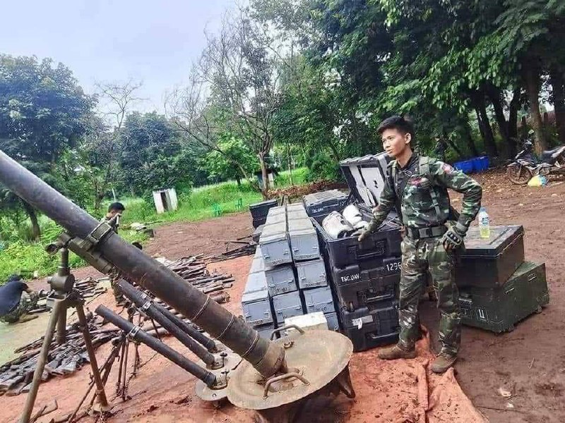 Los rebeldes chinos Han de Myanmar se apoderaron de armas rusas y norcoreanas en el puesto de avanzada de la Junta de Myanmar. UAV de reconocimiento Orlan-10E de fabricación rusa y cohetes de 122 mm fabricados por la RPDC, que se convirtieron en trofeos de los rebeldes en uno de los puestos avanzados del ejército gubernamental capturados en el estado de Shan. Myanmar compró drones en versión de exportación en 2021. Además, durante la captura de la ciudad de Sintgu, la primera en la región de Mandalay, además de armas, se capturaron paneles de control para vehículos aéreos no tripulados y estaciones portátiles de guerra electrónica.