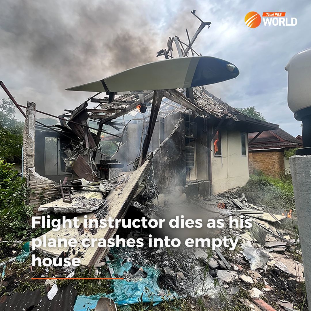 Ein einsitziges Flugzeug stürzte heute Morgen in ein leeres Haus in einem Golfresort im Bezirk Muang in Samut Sakhon. Der Pilot starb bei dem Unfall und das Haus fing Feuer