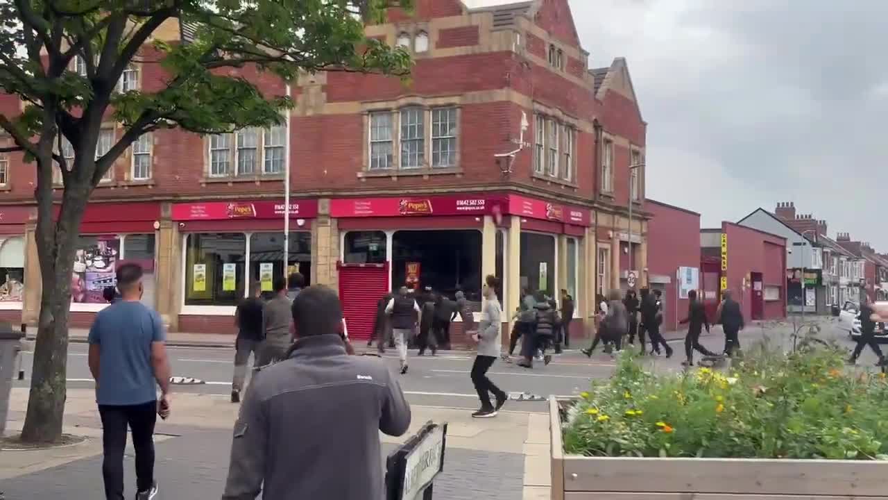 Mobs asiatischer Männer greifen jetzt weiße Männer an - Middlesbrough