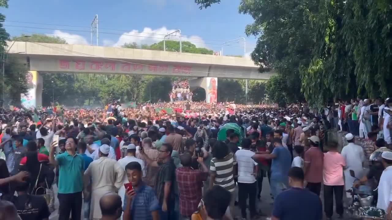 Las celebraciones estallan en Dhaka tras la noticia de que la primera ministra Sheikh Hasina ha dimitido y posiblemente haya abandonado el país.