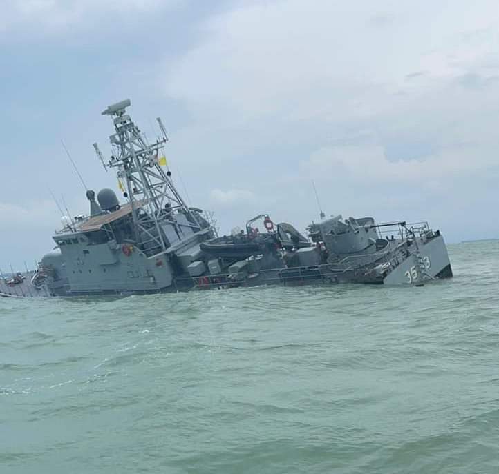 El buque de la Armada de Malasia KD Pendekar volcó tras chocar con un objeto desconocido