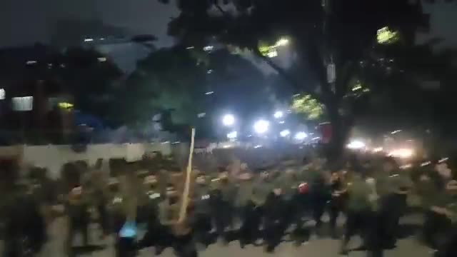 Studenten in Dhaka von Md. Yunus' Übergangsregierung brutal zusammengeschlagen. Der Koordinator der Studentenproteste, Hasnat Abdullah, rief die Öffentlichkeit dringend zum Widerstand gegen die Ausgrenzung der Studenteninteressen durch die Regierung Yunus auf.