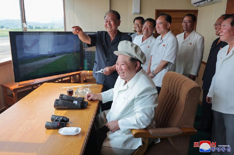 Kim Jong-un beaufsichtigte am Samstag einen Drohnentest, der vom Drohnenforschungsinstitut der Nationalen Verteidigungsakademie der DVRK durchgeführt wurde.