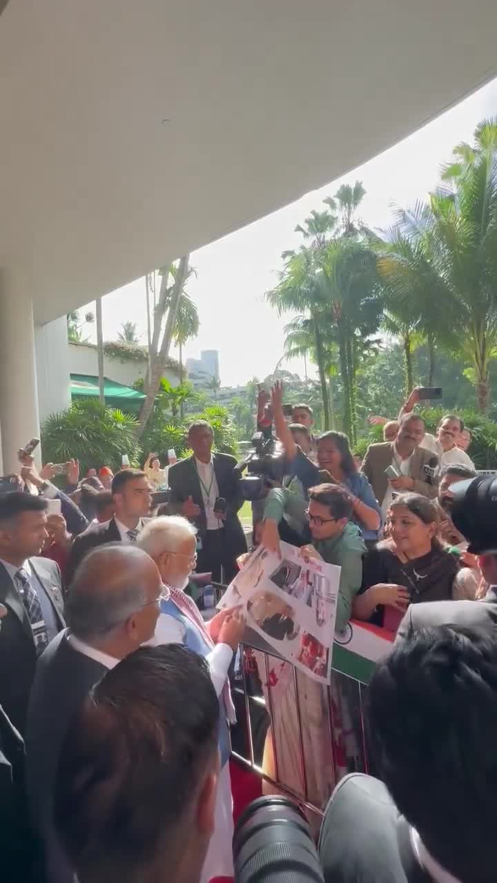 Des membres de la diaspora indienne rencontrent et accueillent le Premier ministre Modi à SingapourLe Premier ministre Modi à Singapour, accueilli par des membres de la diaspora indienne