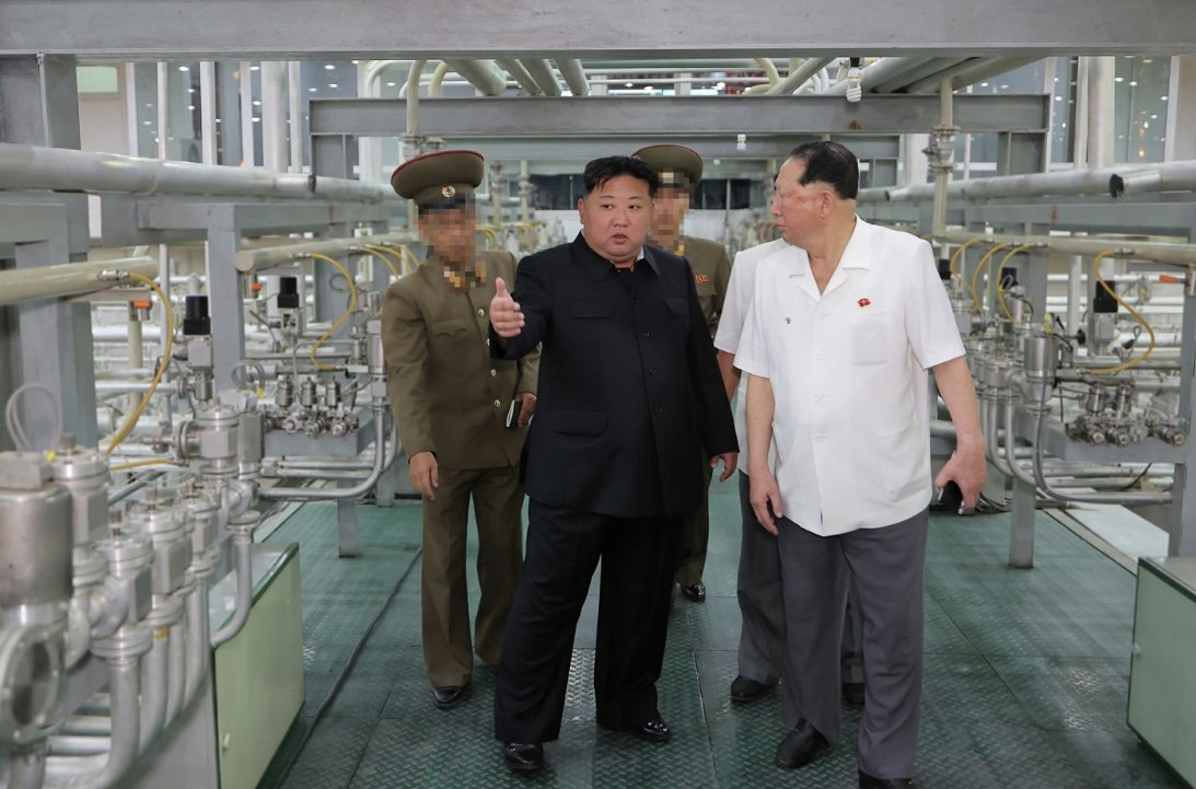 Nuevas imágenes de Kim Jong Un inspeccionando una instalación de enriquecimiento de uranio: nuevas centrifugadoras y bastante SWU visible