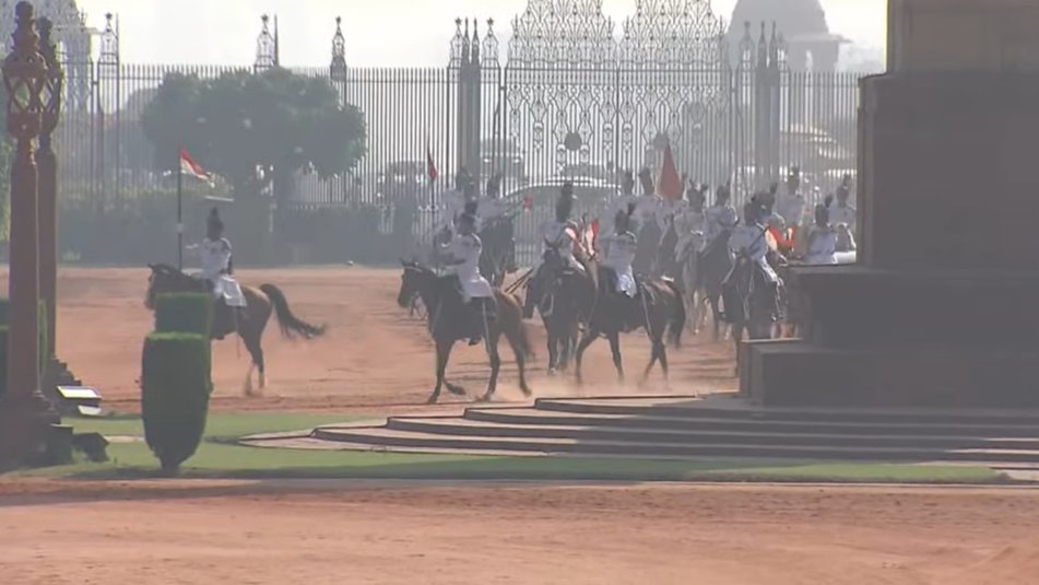 Maldives President Muizzu's motocade arrives at Rashtrapati Bhawan. President Murmu, PM Modi to welcome him