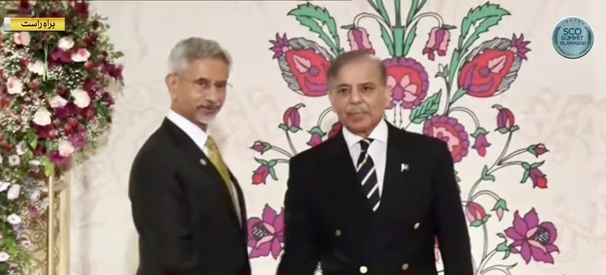 Pakistan’s Prime Minister @CMShehbaz welcomes Indian EAM @DrSJaishankar at the Informal dinner — Shake hands and exchange pleasantries — First OFFICIAL hand shake between India and Pak leaders since 2017