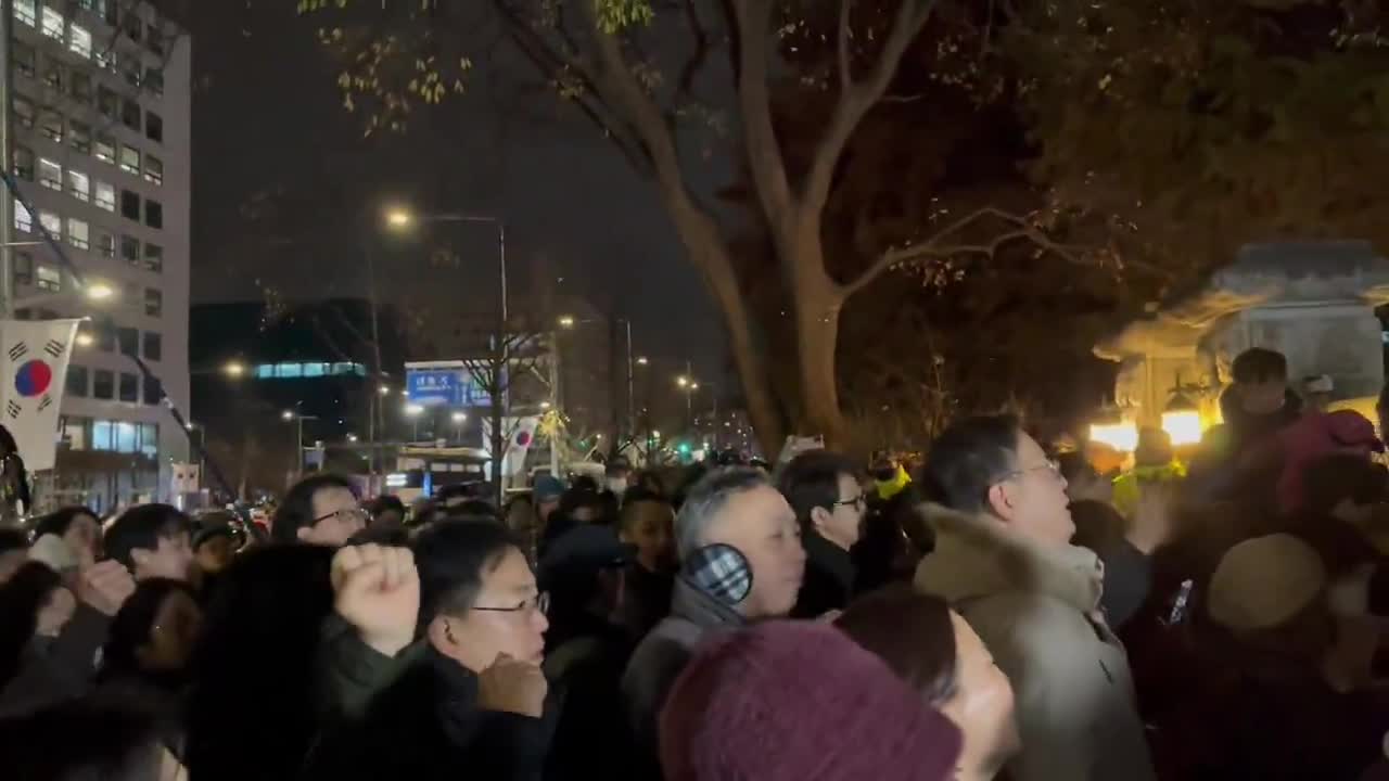 Some confrontation between police and a few that try to go over the door. But people also chanting “people’s police,” “no violence,” shouting “let’s stay calm” “protect each other” to each other. People started hearing alleged news about airborne troops trying to enter parliament