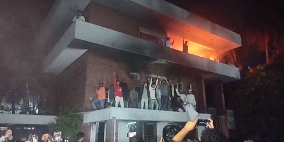 Bangladesh: Violent mob of students has vandalised the historic home of Bangabandhu Sheikh Mujibur Rahman at Dhanmondi-32 of Dhaka, minutes before an online address of Sheikh Hasina. Protesters demanded ban on Awami League. Massive violence continues at this moment