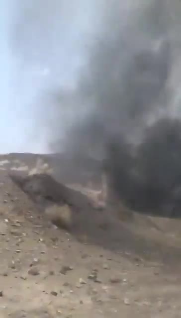 Baloch-militanten hebben bouwvrachtwagens in brand gestoken in het gebied Albath langs de Noshki-Kharan-route, vlakbij de CPEC-weg. Vier Punjabi-arbeiders zouden eveneens zijn ontvoerd.