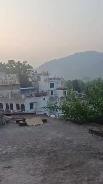 Vidéo d'un témoin oculaire de Poonch au Cachemire sous contrôle indien, montrant des images en direct de bombardements intensifs et de frappes aériennes