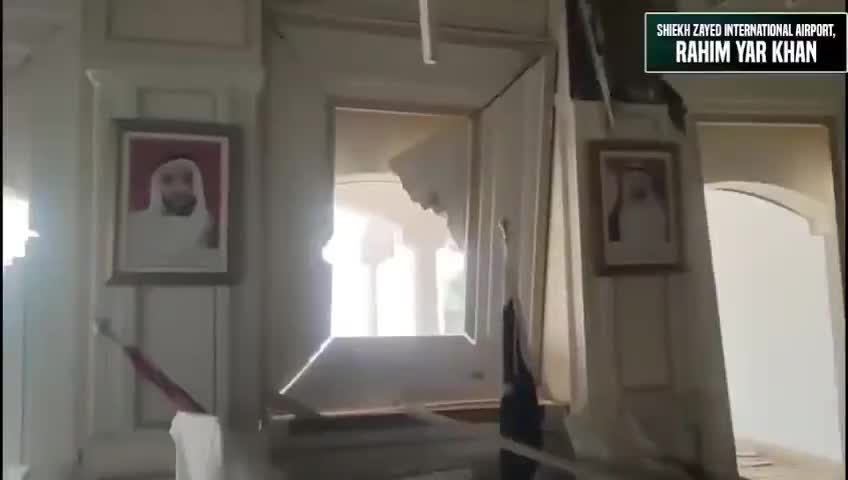 השלכות התקיפות ההודיות על בסיס חיל האוויר רחים יאר חאן (הידוע גם כשייח' זאיד) בפקיסטן. מכתש ענק נראה על המסלול.