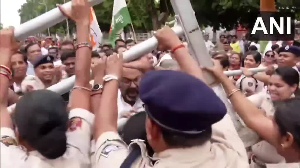 Bhubaneswar, Odisha: Kongre liderleri ve işçiler Gopalpur plajındaki toplu tecavüz davasına karşı protesto gösterisi yaparken polisle arbede yaşıyor. CM konutuna doğru yürüyorlardı ve istifasını talep ediyorlardı
