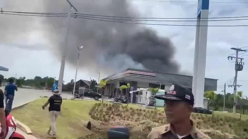 قدم الجيش الملكي التايلاندي تحديثات حول هجمات كمبوديا التي تستهدف المدنيين داخل الأراضي التايلاندية. وأفاد بمقتل تسعة مدنيين في سيساكيت وسورين وأوبون راتشاثاني، وإصابة ما لا يقل عن 14 شخصًا نتيجة لهذه الإجراءات. وتشمل المواقع المتضررة: المنطقة المحيطة بمحطة وقود PTT في مقاطعة نونغ يا لات، مقاطعة كانثارالاك، مقاطعة سيساكيت: مقتل ستة مدنيين وإصابة 10 آخرين. - مقاطعة دان، مقاطعة كاب تشوينج، مقاطعة سورين: مقتل مدنيين (بينهما صبي يبلغ من العمر ثماني سنوات) وإصابة اثنين آخرين، تم نقلهما إلى مستشفى كاب تشوينج. - مقاطعة دوم براديت، مقاطعة نام يوين، مقاطعة أوبون راتشاثاني: مقتل شخص وإصابة آخر وتضرر المنازل. - مقاطعة بان كروات، مقاطعة بان كروات، مقاطعة بوريرام: تضررت المنازل ونُفق على حيوانات المزرعة وإصابة مدني واحد. - مقاطعة باك داي، مقاطعة فانوم دونج راك، مقاطعة سورين: تضررت المنازل.