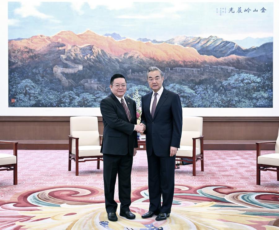 Çin Dışişleri Bakanı Wang Yi, Kamboçya ve Tayland sınırında son zamanlarda yaşanan ve can kayıplarına yol açan çatışmaların son derece üzücü olduğunu söyledi. 25 Temmuz'da ASEAN Genel Sekreteri Kao Kim Hourn ile yaptığı görüşmede konuşan Wang, her iki ülkenin de ortak dostu ve komşusu olan Çin'in tarafsız bir tutum sergilemeye ve gerginliğin azaltılmasında yapıcı bir rol oynamaya hazır olduğunu belirtti.