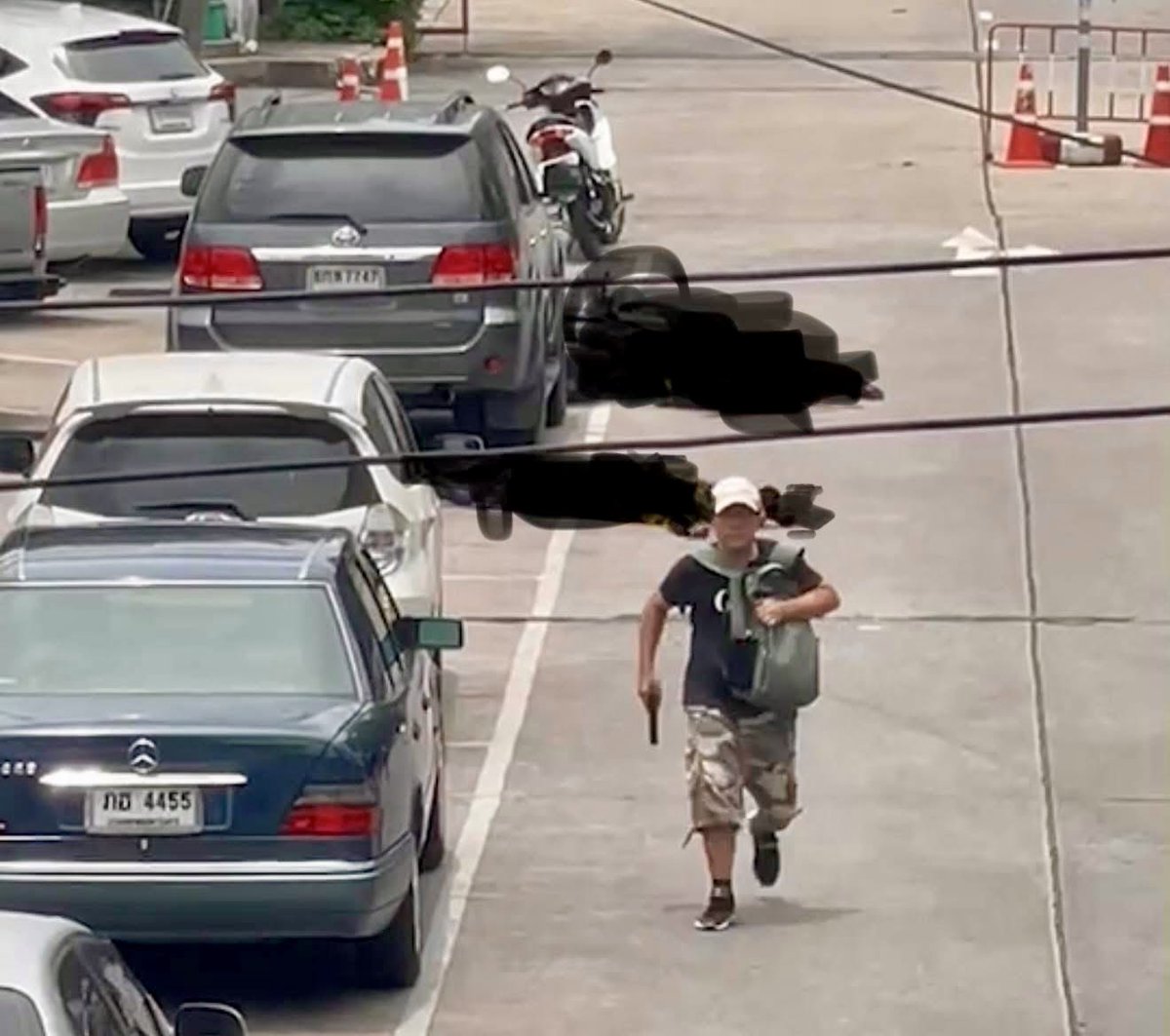 Ein Verdächtiger, der an einer Schießerei auf dem Or Tor Kor Markt im Bangkoker Stadtteil Chatuchak beteiligt war, tötete vier Menschen, bevor er die Waffe gegen sich selbst richtete. Die Opfer waren ein Marktverkäufer und drei Sicherheitskräfte. Die Behörden untersuchen derzeit das Motiv des Verdächtigen.