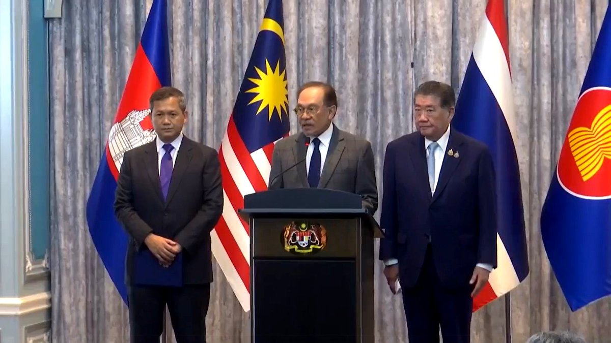 Der malaysische Premierminister Anwar Ibrahim, Vorsitzender der ASEAN, gab bekannt, dass der amtierende Premierminister Phumtham Wechayachai und der kambodschanische Premierminister Hun Manet sich auf einen sofortigen und bedingungslosen Waffenstillstand geeinigt haben, der ab Mitternacht in Kraft tritt. Dies sei der erste Schritt zur Deeskalation und spiegele die Fortschritte in den Gesprächen wider.