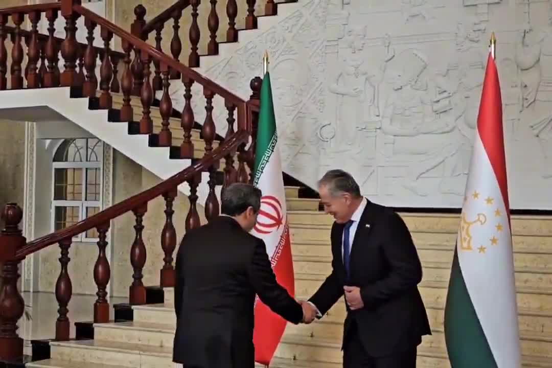 Minister spraw zagranicznych Iranu Abbas Araghchi spotkał się i przeprowadził rozmowy z ministrem spraw zagranicznych Tadżykistanu Sirojiddinem Muhriddinem w Duszanbe