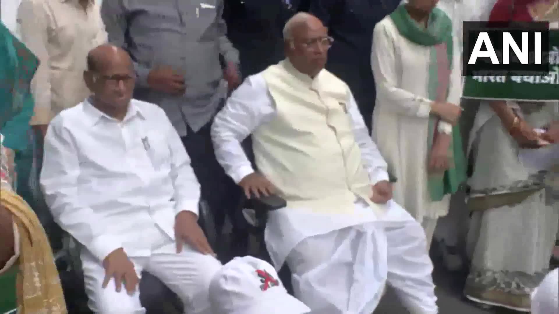 Delhi: Wysoko postawieni przywódcy bloku INDIA – przewodniczący Kongresu Mallikarjun Kharge, szef NCP SCP Sharad Pawar dołączają do przywódców bloku INDIA podczas marszu z parlamentu do Indyjskiej Komisji Wyborczej, aby zaprotestować przeciwko specjalnej intensywnej rewizji (SIR) spisów wyborców w Biharze, gdzie odbywają się wybory, oraz przeciwko oskarżeniom o „oszustwa wyborcze podczas wyborów Lok Sabha w 2024 r.