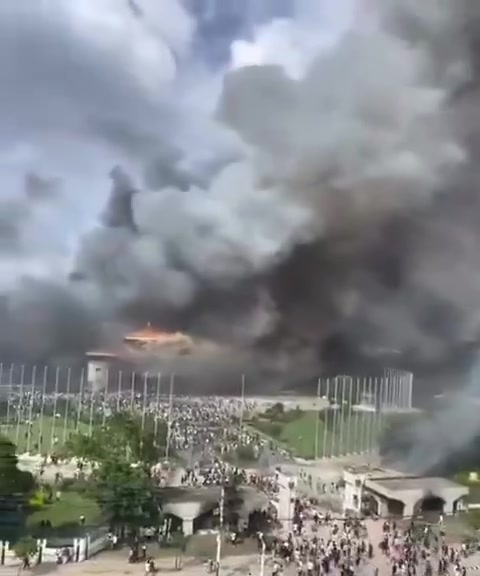 Nepal: The parliament building on fire while a large number of angry protesters have stormed the government area