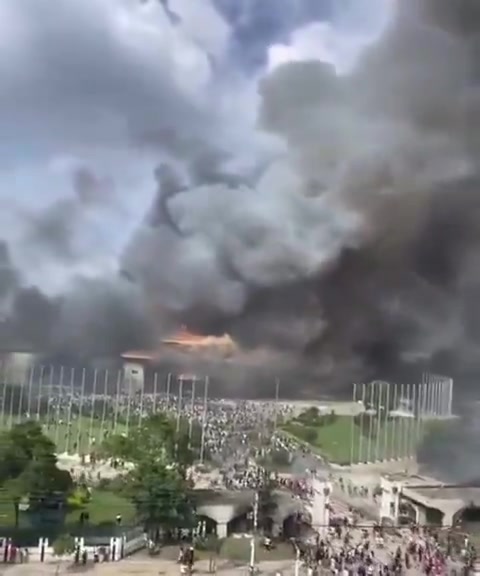 Nepal: The parliament building on fire while a large number of angry protesters have stormed the government area