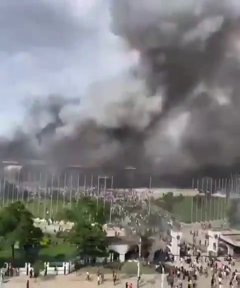 Nepal: The parliament building on fire while a large number of angry protesters have stormed the government area