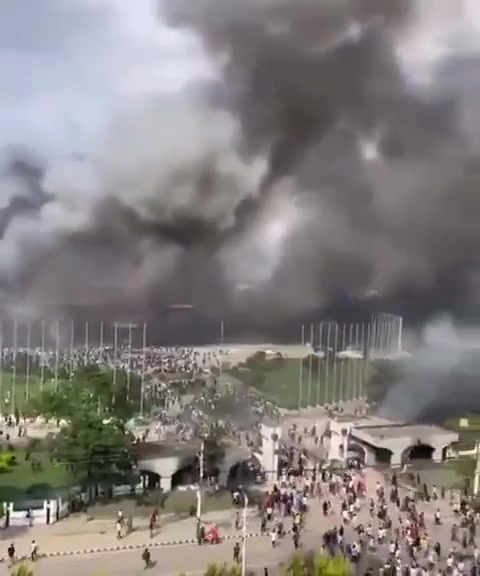Nepal: The parliament building on fire while a large number of angry protesters have stormed the government area