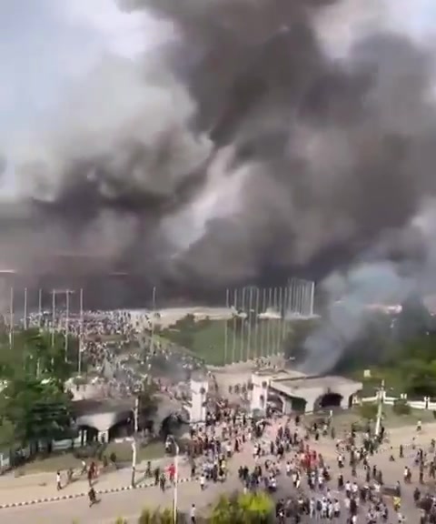 Nepal: The parliament building on fire while a large number of angry protesters have stormed the government area