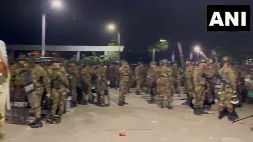 Dhaka, Bangladesh | Heavy deployment of the Army and Police outside Sheikh Mujibur Rahman’s residence at 32 Dhanmondi in Dhaka. Student protesters opposing Sheikh Hasina are demanding that the building be completely demolished, claiming they want to construct a football field at the site. Throughout the day, they clashed with security forces, and even at night, they continued pelting stones from dark corners around the area.