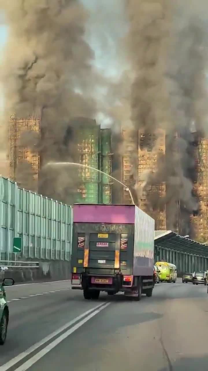 לפחות 13 בני אדם נהרגו בשריפה ענקית שפרצה בכמה בנייני מגורים רבי קומות במתחם מגורים ברובע טאי פו בהונג קונג, ופצעה לפחות 15 נוספים, כך על פי הרשויות.