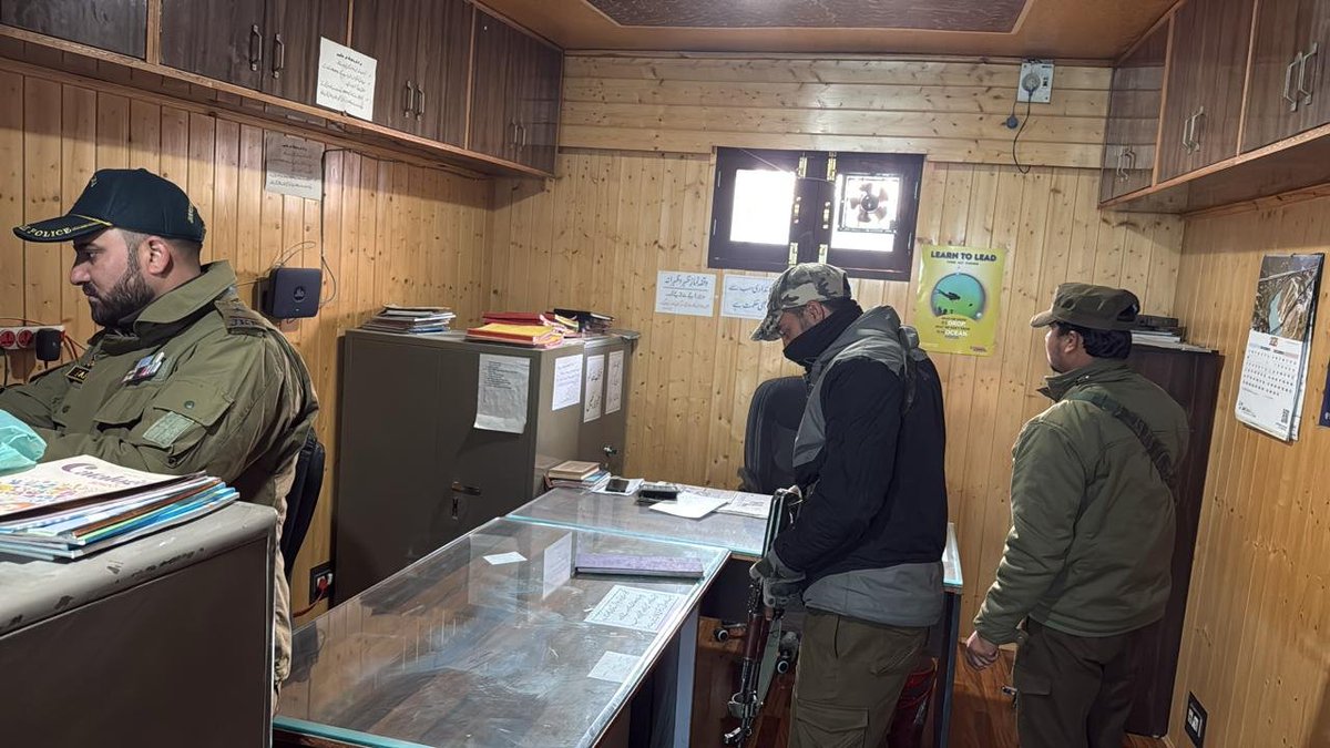 משטרת סרינגאר ערכה חיפושים במספר מוקדים הקשורים לגורמים וארגונים מסוימים המזוהים עם ג'מאת-א-אסלאמי (JeI). על פי המשטרה, נערכו פשיטות על עומר סולטן גורו, מוהד עבדאללה וואני, בנו של מוהד אכבר וואני המנוח, גב' מוהד.