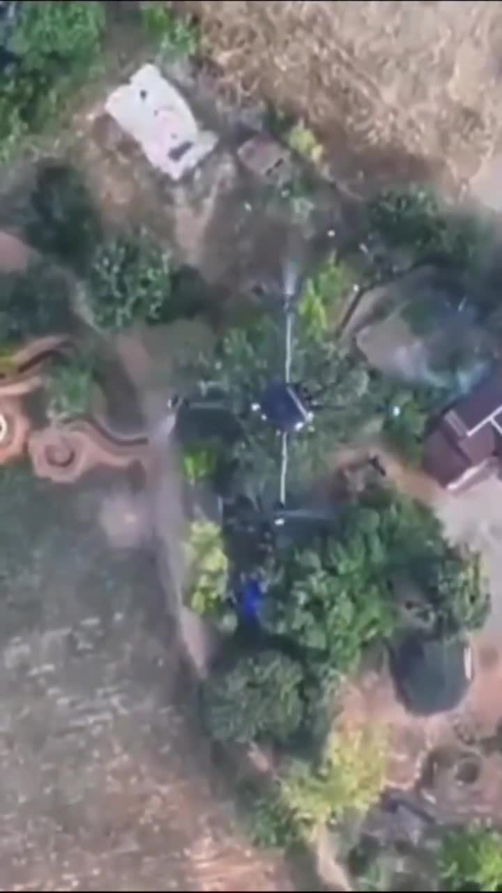 Fuerzas tailandesas atacan base militar camboyana en Sa Kaeo. La Fuerza de Tareas 11 del Comando Militar Oriental de Tailandia llevó a cabo ayer (9 de diciembre) un ataque con drones contra una base militar camboyana en Ban Khlong Phaeng, distrito de Ta Phraya, provincia de Sa Kaeo. El ejército tailandés afirmó que la zona había sido utilizada por las fuerzas camboyanas para acumular tropas y armas para atacar a los soldados tailandeses. El lugar es oficialmente territorio tailandés, que Tailandia alega que Camboya había ocupado sin autorización.