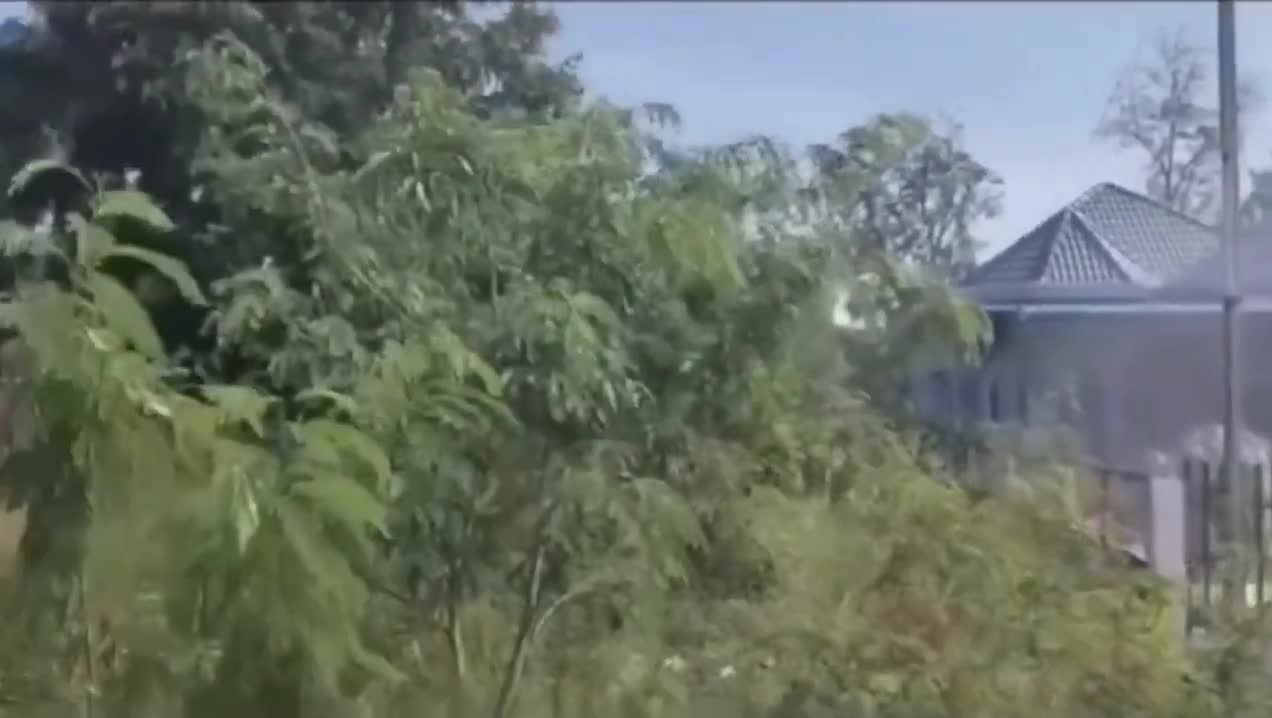 Las tropas tailandesas toman el control del puesto de control de Bueng Takuan, frente al punto de intercambio comercial de Ban Ta Phaya, en la provincia de Sa Kaeo. Esta mañana, la infantería y vehículos Stryker M1126 avanzaron en medio de intensos combates con las fuerzas camboyanas. Según informes, las tropas camboyanas utilizaron viviendas locales como posiciones. Al mediodía, las fuerzas tailandesas aseguraron la zona, izaron la bandera nacional y establecieron líneas defensivas.