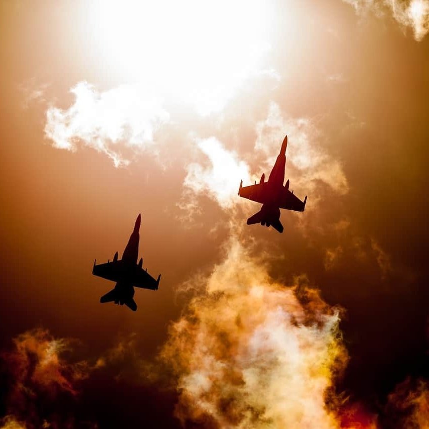 טוקיו הודיעה ביום רביעי כי מפציצים אמריקאים מדגם B-52 טסו לצד מטוסי קרב יפניים מדגם F-35 ו-F-15 מעל ים יפן (הים המזרחי), כהדגמה ברורה של עוצמה אווירית של בעלות הברית, ימים ספורים לאחר שמטוסים סיניים ורוסים ביצעו מבצעים משותפים באזור. משרד ההגנה היפני הצהיר: אנו מודאגים מהטיסות המשותפות של מפציצים סיניים ורוסים בים סין המזרחי.