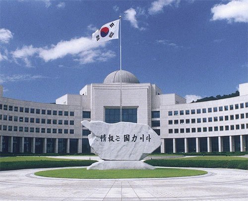 داهمت الشرطة والجيش الكوريان الجنوبيان جهاز المخابرات الوطنية على خلفية مزاعم بتحليق طائرات مسيرة فوق كوريا الشمالية