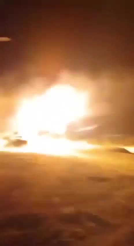 Les affrontements entre le Pakistan et l'Afghanistan se sont intensifiés le long de la frontière. Une vidéo montre un lance-roquettes multiple Ghazab de 122 mm tirant depuis Landi Kotal, dans le district de Khyber au Pakistan, en direction de la province de Nangarhar en Afghanistan.