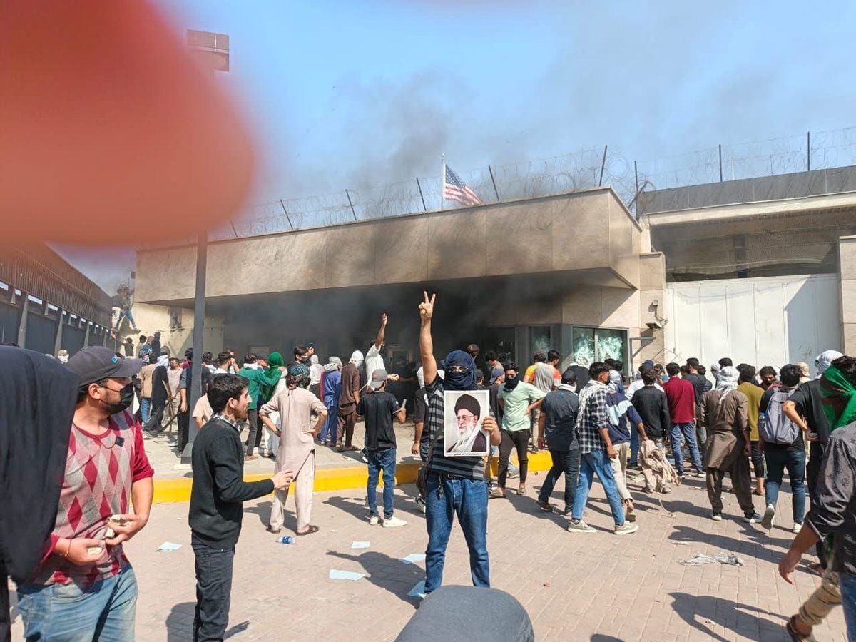 Des manifestants protestant contre les grèves contre l'Iran ont pris d'assaut l'entrée du consulat américain à Karachi, au Pakistan, et incendié le poste de garde.