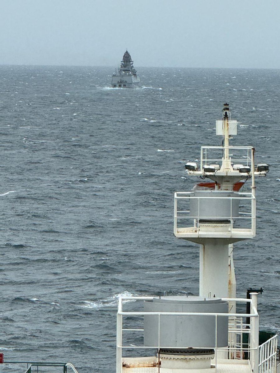 Beelden van de Indiase marine die het LPG-schip Pine Gas escorteert, dat gisterenavond de Hormuz-rivier passeerde en op weg was naar India.